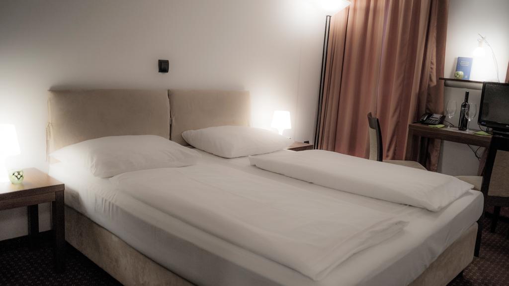 Hotel Hillinger Wina Ruang foto