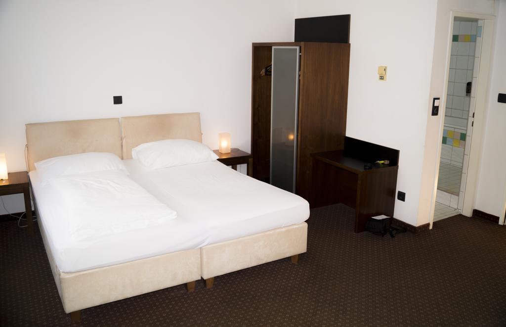Hotel Hillinger Wina Ruang foto